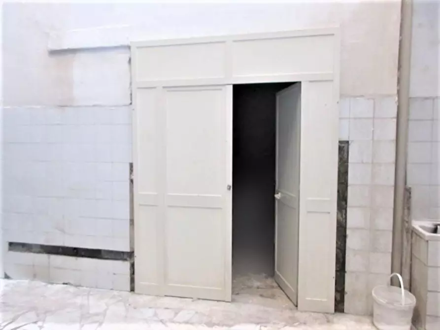 Immagine 4 di Negozio in vendita  in Via Tavani a Somma Vesuviana