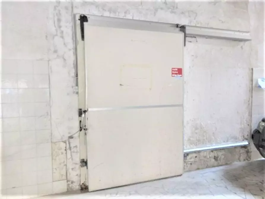 Immagine 5 di Negozio in vendita  in Via Tavani a Somma Vesuviana