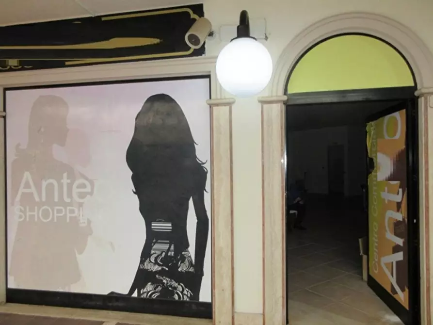 Immagine 3 di Negozio in vendita  in Viale Antium, N. 6 a Anzio