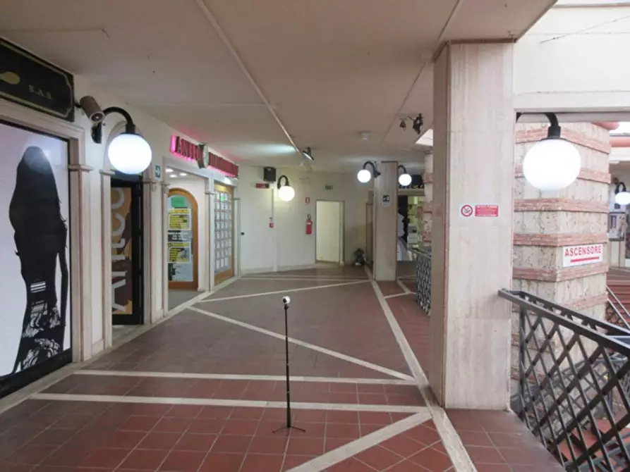 Immagine 5 di Negozio in vendita  in Viale Antium, N. 6 a Anzio