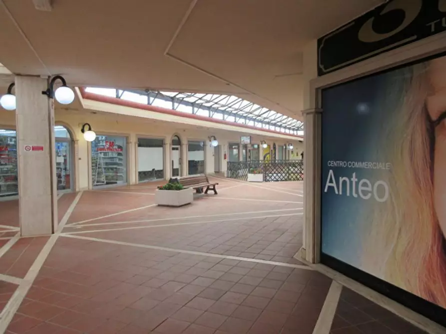 Immagine 6 di Negozio in vendita  in Viale Antium, N. 6 a Anzio