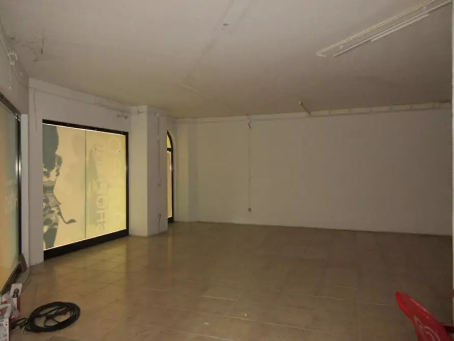 Immagine 8 di Negozio in vendita  in Viale Antium, N. 6 a Anzio