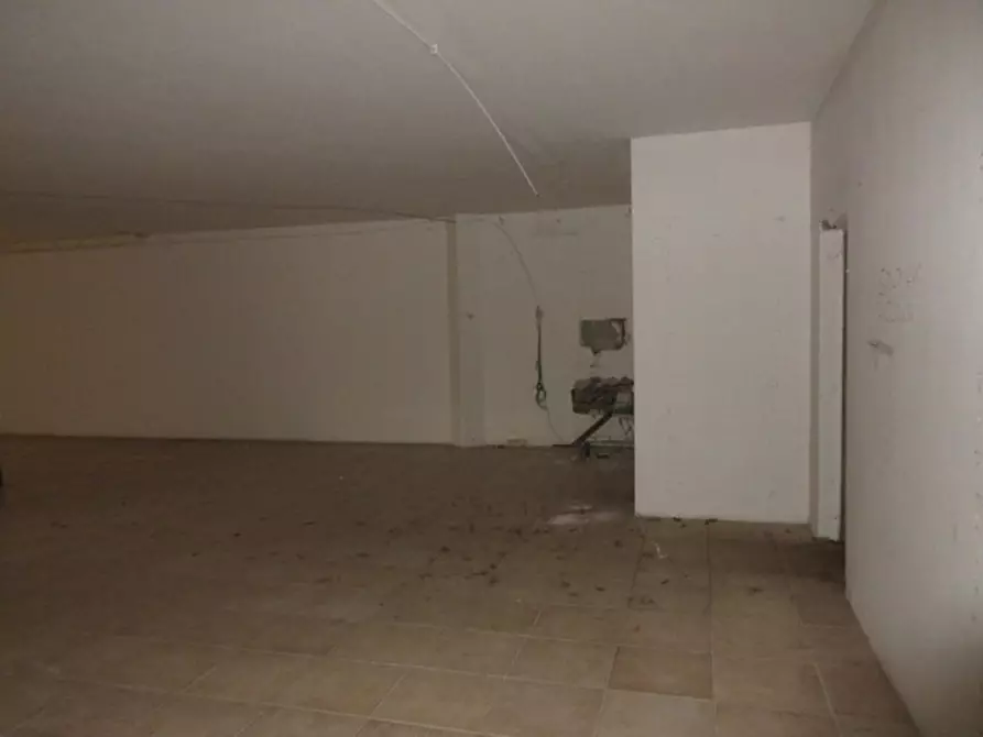 Immagine 11 di Negozio in vendita  in Viale Antium, N. 6 a Anzio