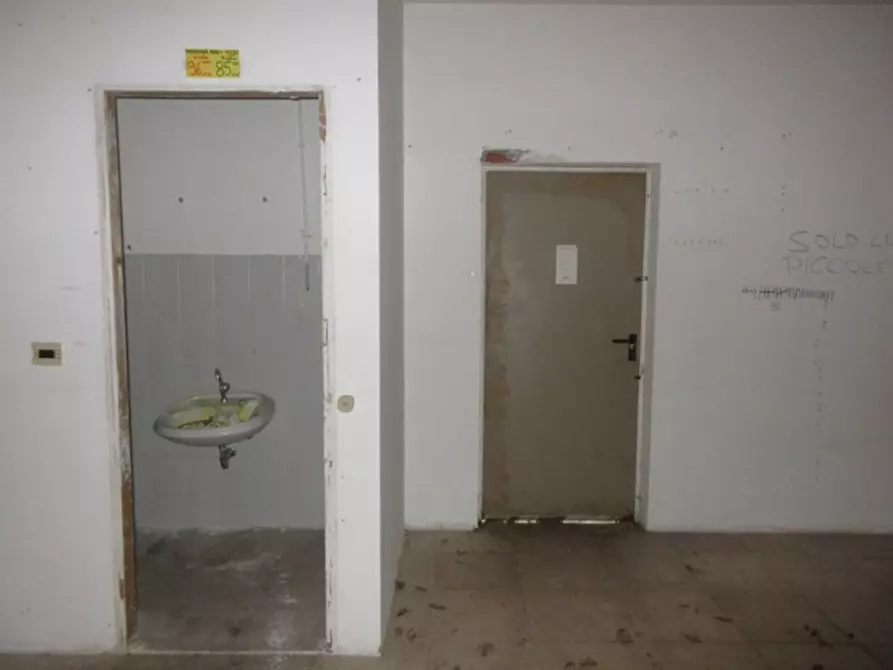 Immagine 13 di Negozio in vendita  in Viale Antium, N. 6 a Anzio