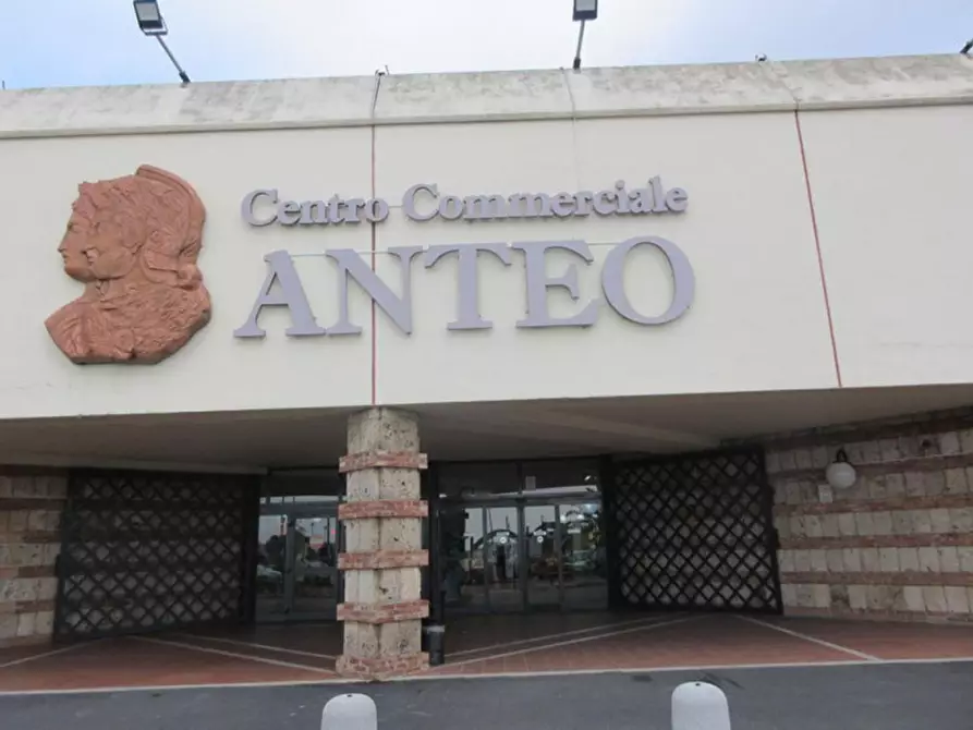 Immagine 15 di Negozio in vendita  in Viale Antium, N. 6 a Anzio