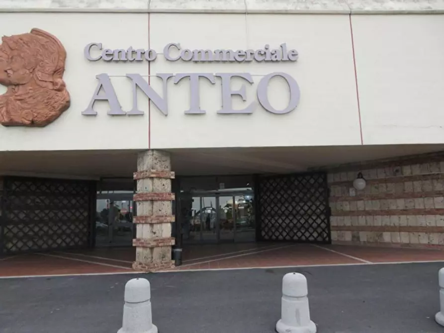 Immagine 17 di Negozio in vendita  in Viale Antium, N. 6 a Anzio