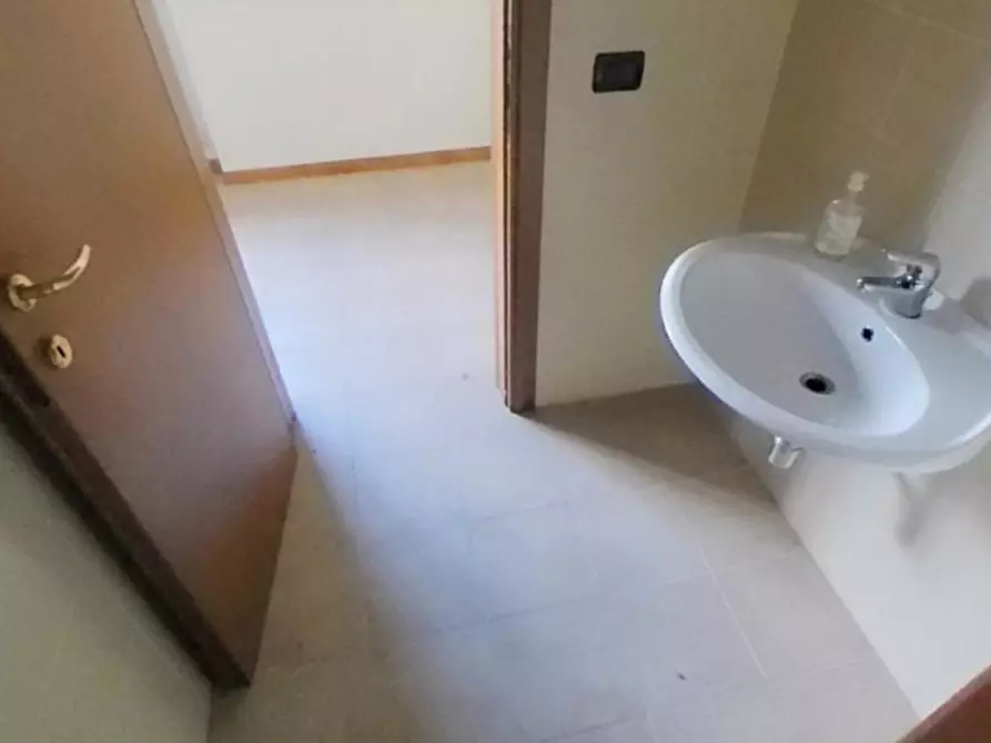 Immagine 6 di Ufficio in vendita  in Strada Provinciale Castagneto, N. snc a Teramo
