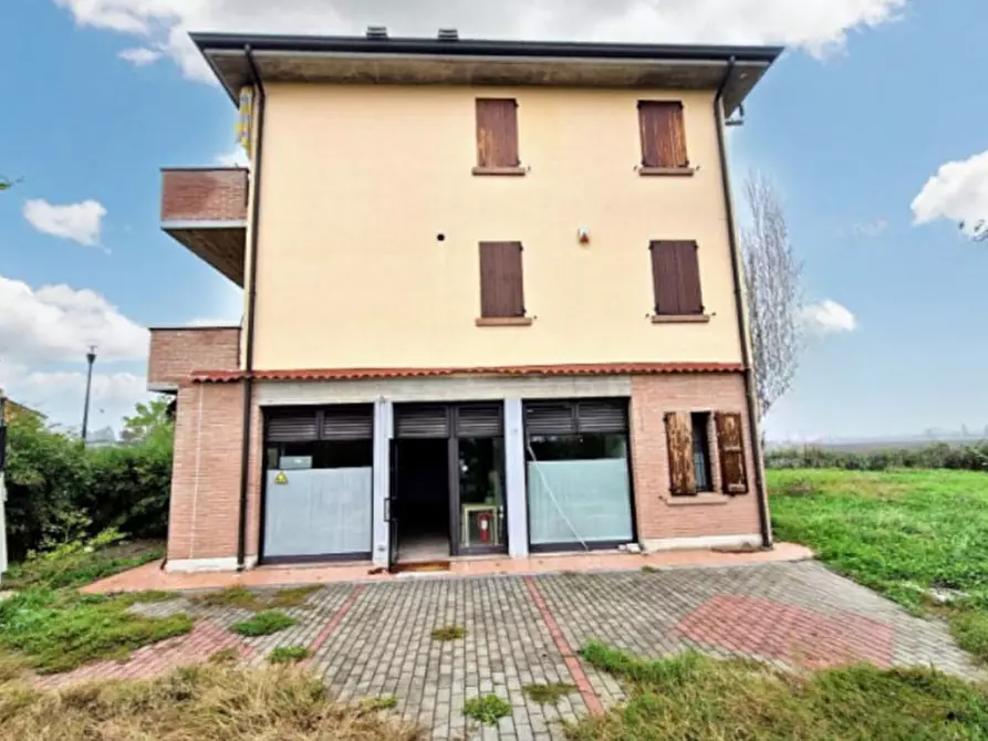 Immagine 2 di Negozio in vendita  in Via la Badia, N. 34 a Bagnolo In Piano