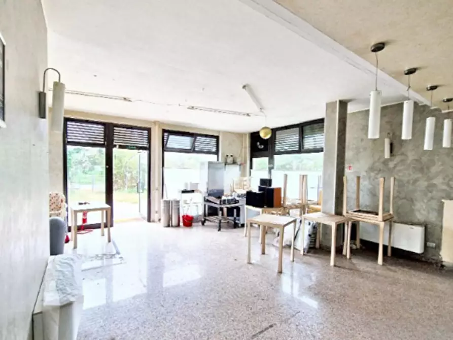 Immagine 3 di Negozio in vendita  in Via la Badia, N. 34 a Bagnolo In Piano