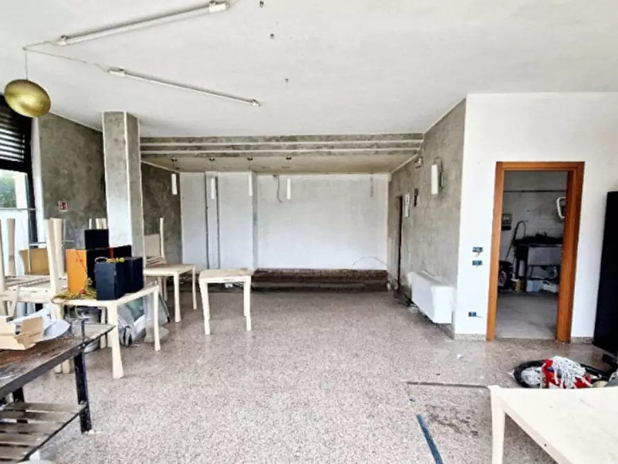 Immagine 6 di Negozio in vendita  in Via la Badia, N. 34 a Bagnolo In Piano