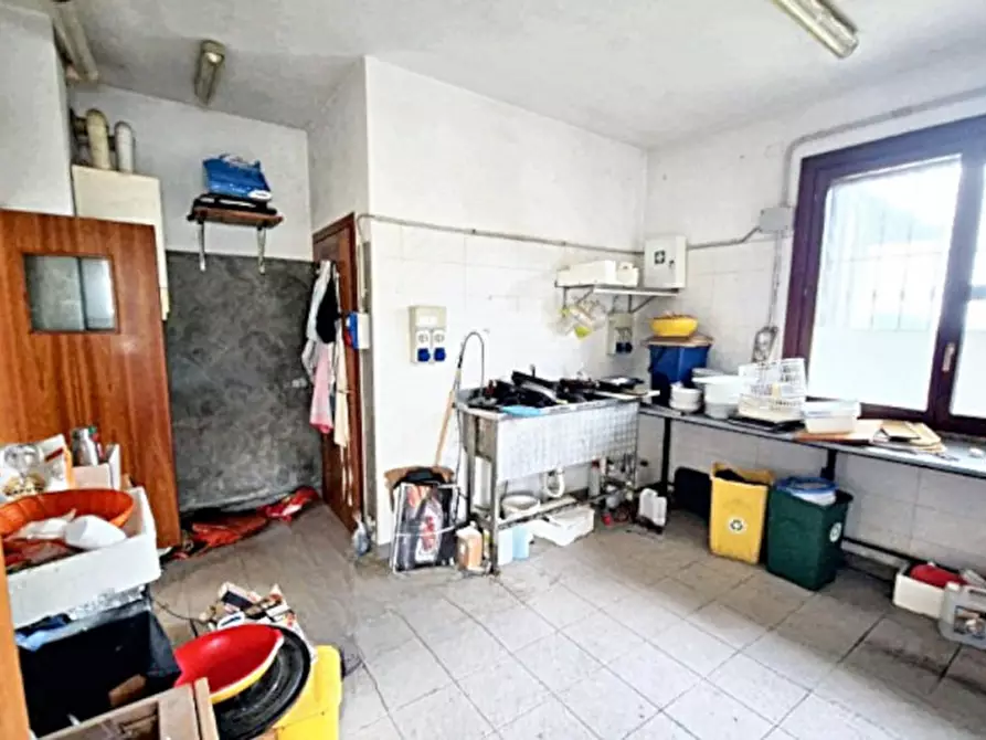 Immagine 7 di Negozio in vendita  in Via la Badia, N. 34 a Bagnolo In Piano