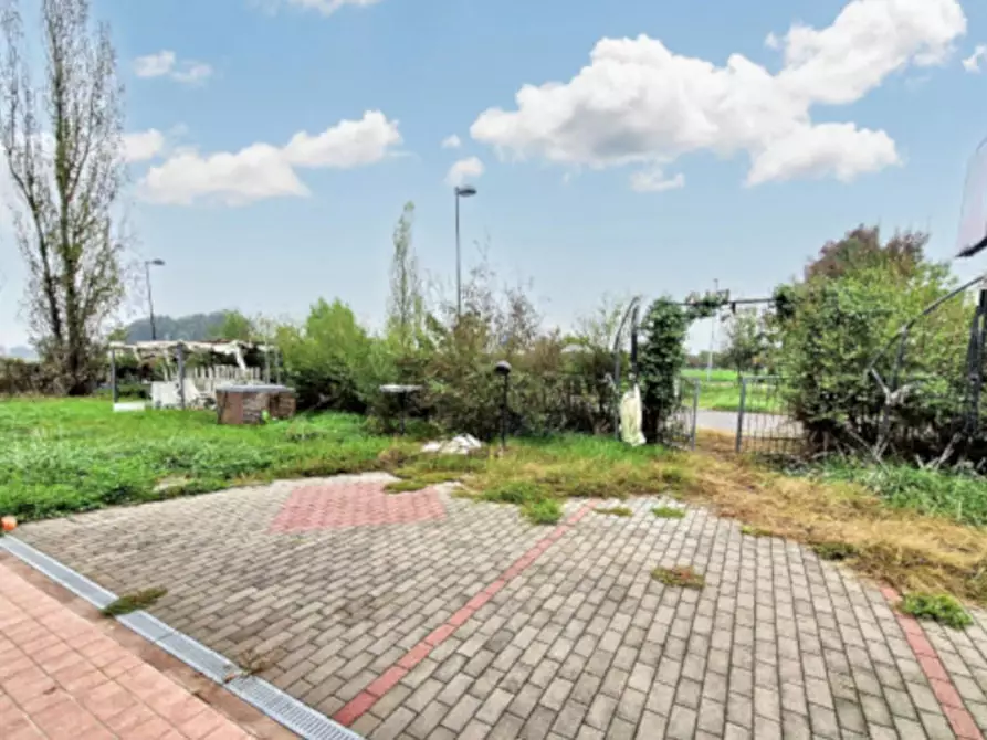 Immagine 1 di Negozio in vendita  in Via la Badia, N. 34 a Bagnolo In Piano