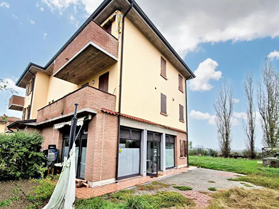 Immagine 11 di Negozio in vendita  in Via la Badia, N. 34 a Bagnolo In Piano