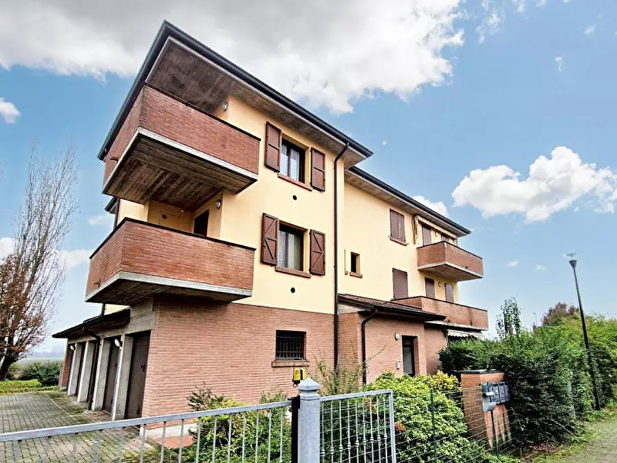 Immagine 14 di Negozio in vendita  in Via la Badia, N. 34 a Bagnolo In Piano