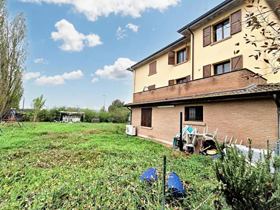 Immagine 15 di Negozio in vendita  in Via la Badia, N. 34 a Bagnolo In Piano