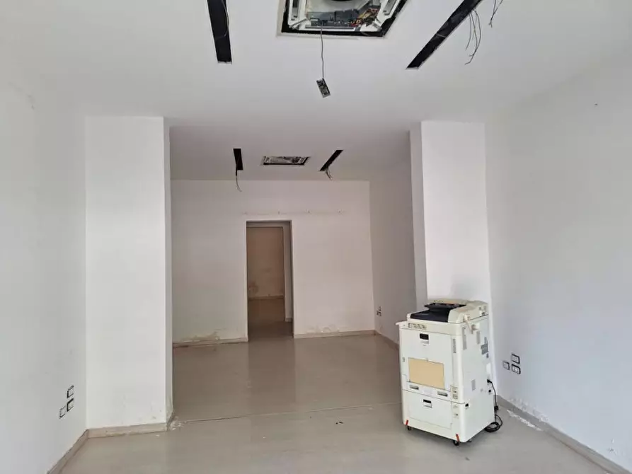 Immagine 1 di Negozio in vendita  in Viale Aldo Moro, N. 4 a Brindisi