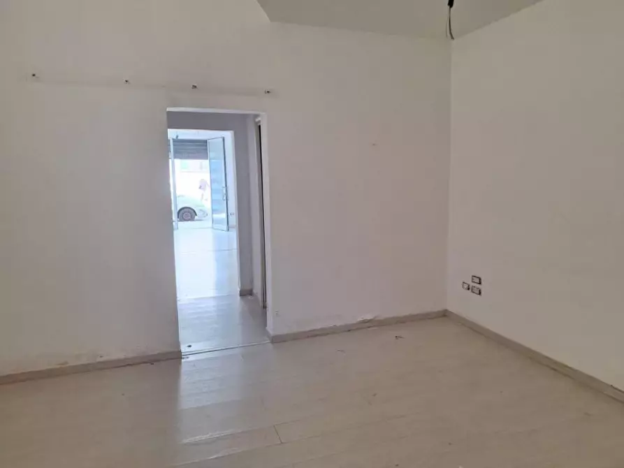 Immagine 11 di Negozio in vendita  in Viale Aldo Moro, N. 4 a Brindisi