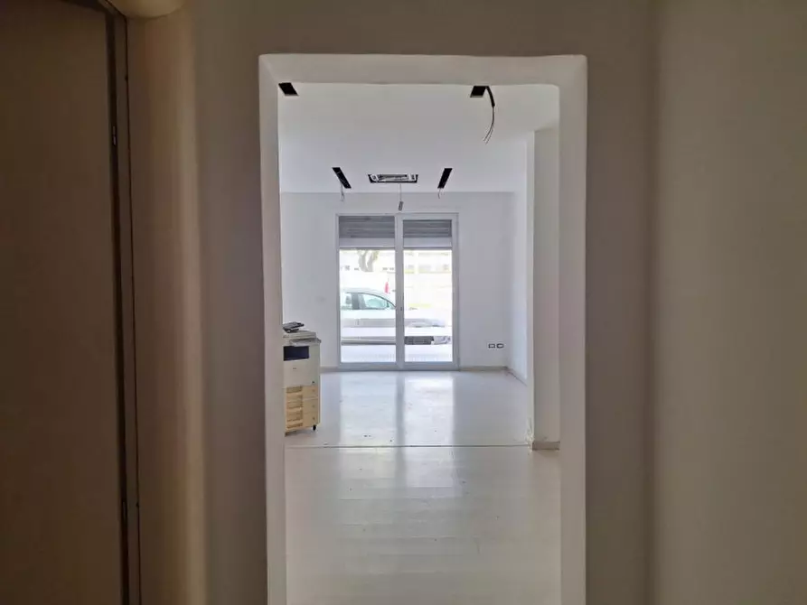 Immagine 12 di Negozio in vendita  in Viale Aldo Moro, N. 4 a Brindisi