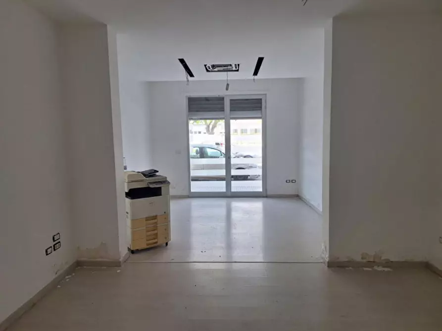 Immagine 13 di Negozio in vendita  in Viale Aldo Moro, N. 4 a Brindisi
