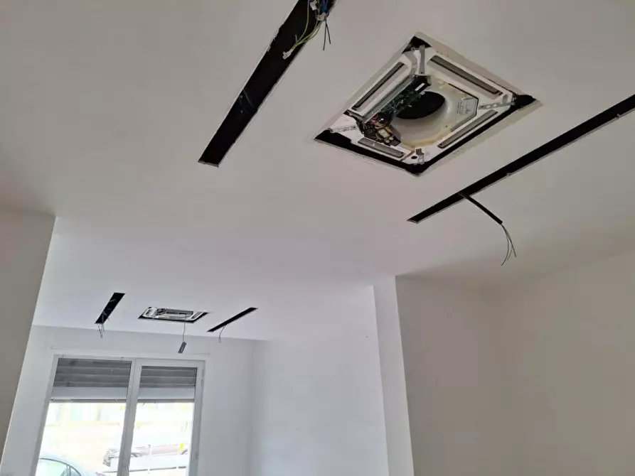 Immagine 15 di Negozio in vendita  in Viale Aldo Moro, N. 4 a Brindisi