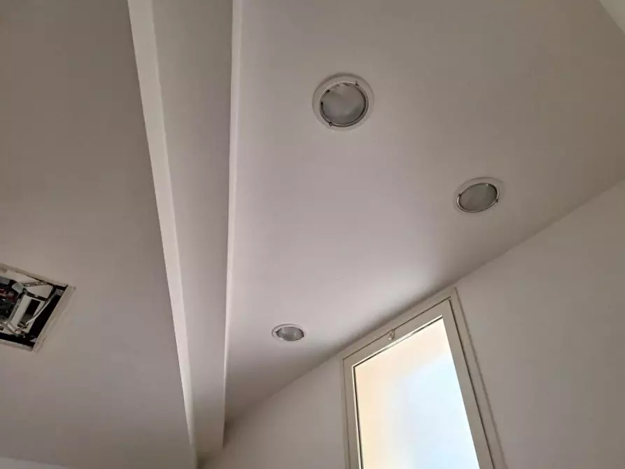 Immagine 17 di Negozio in vendita  in Viale Aldo Moro, N. 4 a Brindisi