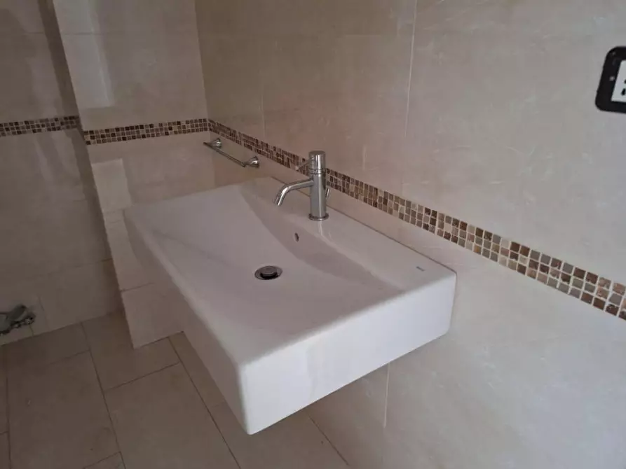 Immagine 19 di Negozio in vendita  in Viale Aldo Moro, N. 4 a Brindisi