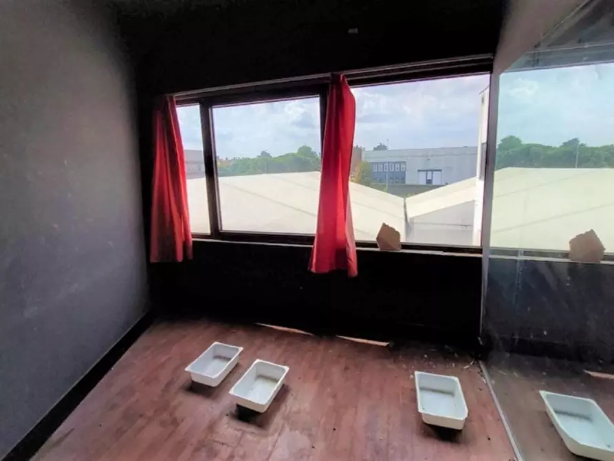 Immagine 8 di Attività commerciale in vendita  in Via del Lavoro, N. 25 a Castegnato