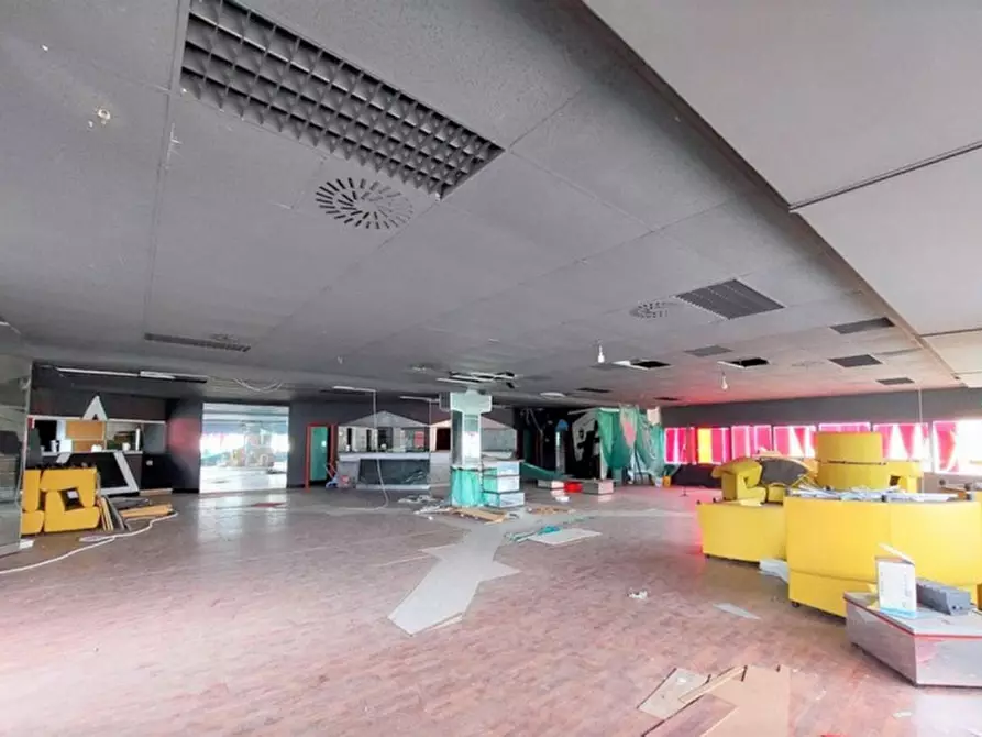 Immagine 9 di Attività commerciale in vendita  in Via del Lavoro, N. 25 a Castegnato