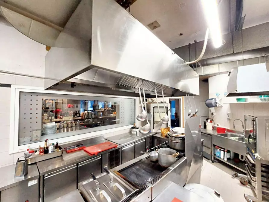 Immagine 10 di Attività commerciale in vendita  in Via Giuseppe Mazzini, N. 33 a Saronno