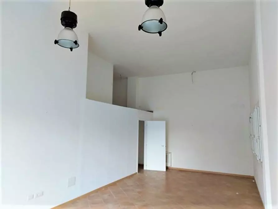 Immagine 8 di Negozio in vendita  in Piazza Monte Grappa, N. 11 a Forli'