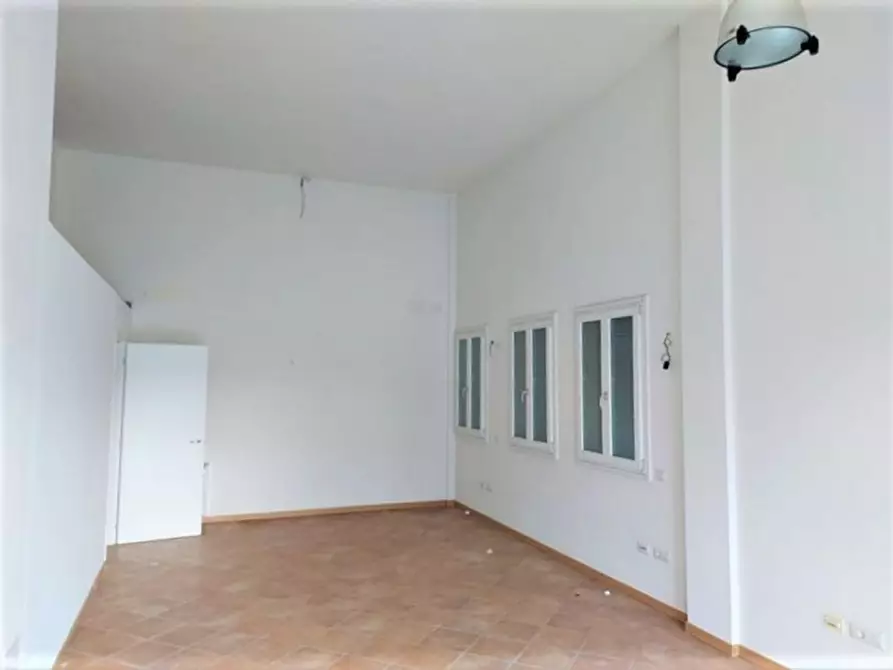 Immagine 9 di Negozio in vendita  in Piazza Monte Grappa, N. 11 a Forli'