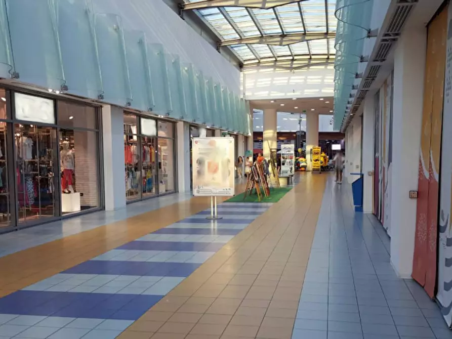 Immagine 2 di Negozio in vendita  in Via Emilia, 150, 47921 Rimini RN, Italia a Rimini