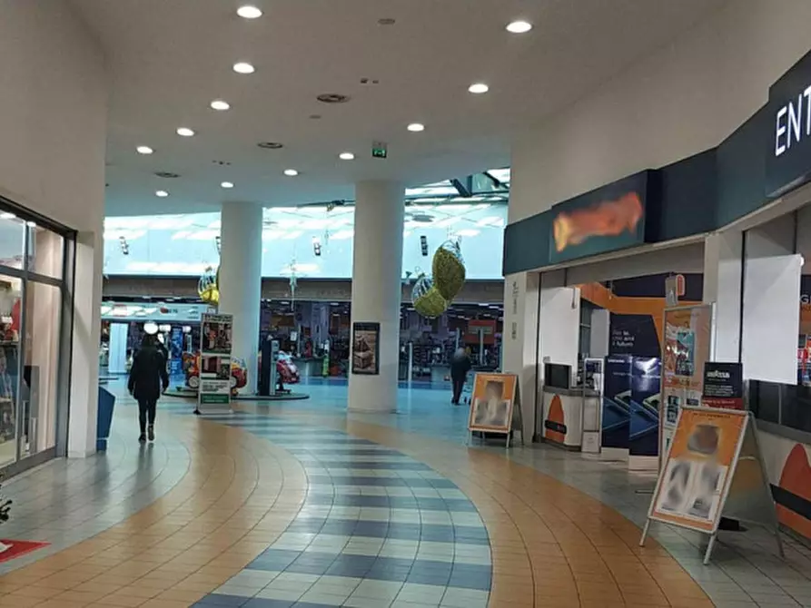 Immagine 4 di Negozio in vendita  in Via Emilia, 150, 47921 Rimini RN, Italia a Rimini