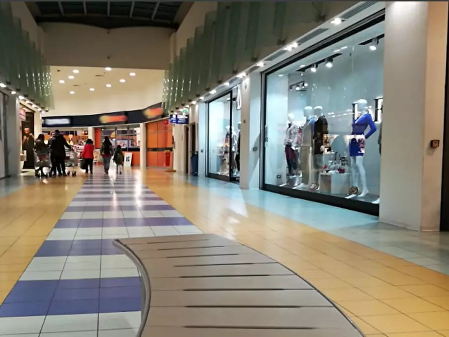 Immagine 5 di Negozio in vendita  in Via Emilia, 150, 47921 Rimini RN, Italia a Rimini