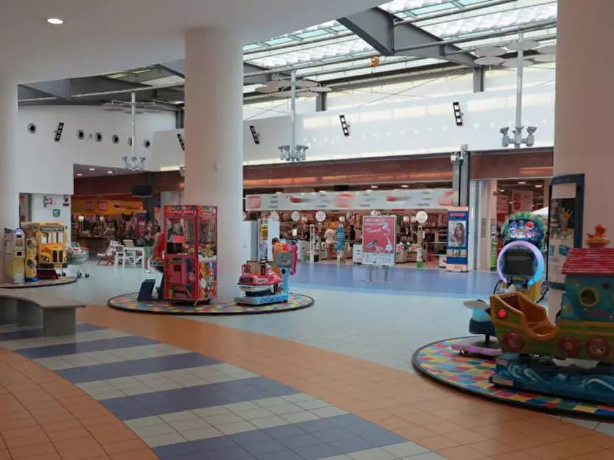 Immagine 6 di Negozio in vendita  in Via Emilia, 150, 47921 Rimini RN, Italia a Rimini