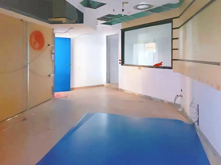 Immagine 2 di Negozio in vendita  in Via Italo Svevo, N. 14-16 a Trieste