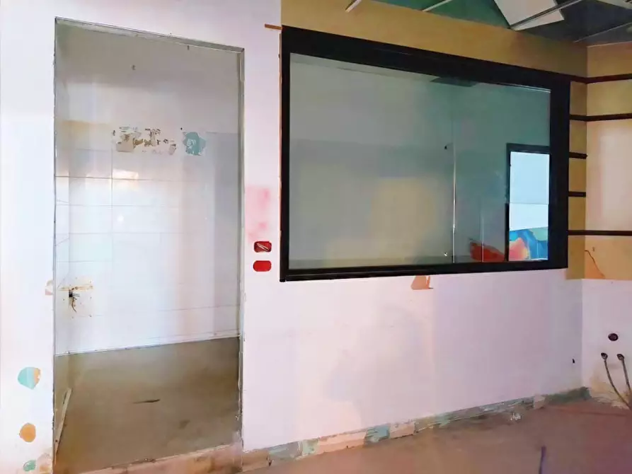 Immagine 3 di Negozio in vendita  in Via Italo Svevo, N. 14-16 a Trieste