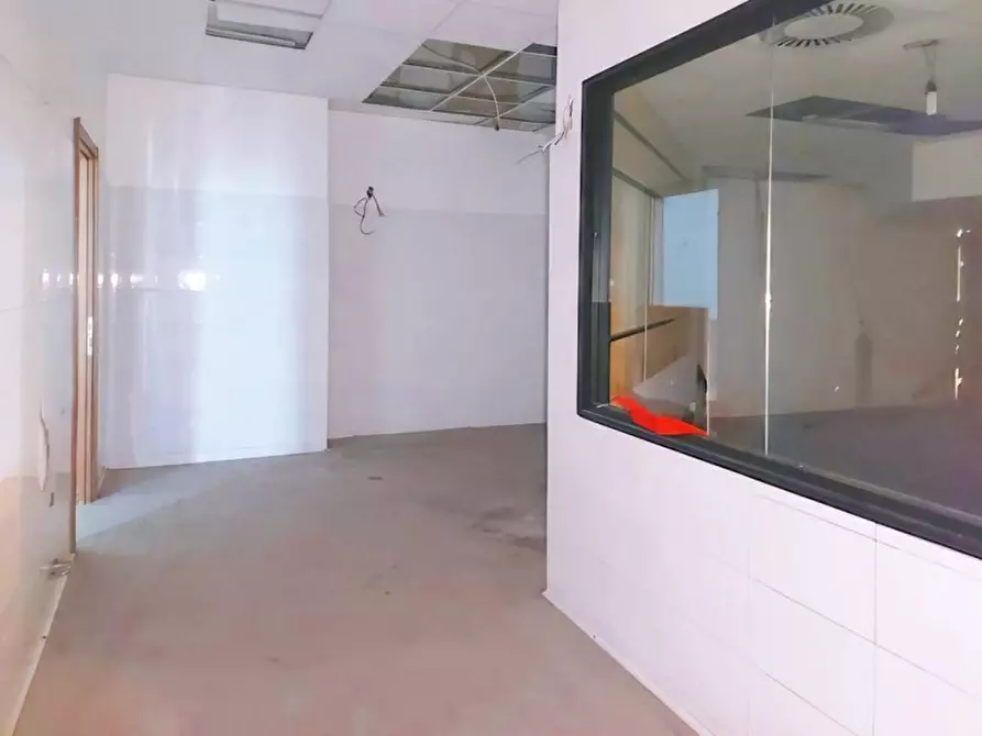 Immagine 4 di Negozio in vendita  in Via Italo Svevo, N. 14-16 a Trieste