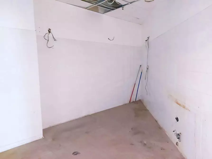 Immagine 5 di Negozio in vendita  in Via Italo Svevo, N. 14-16 a Trieste