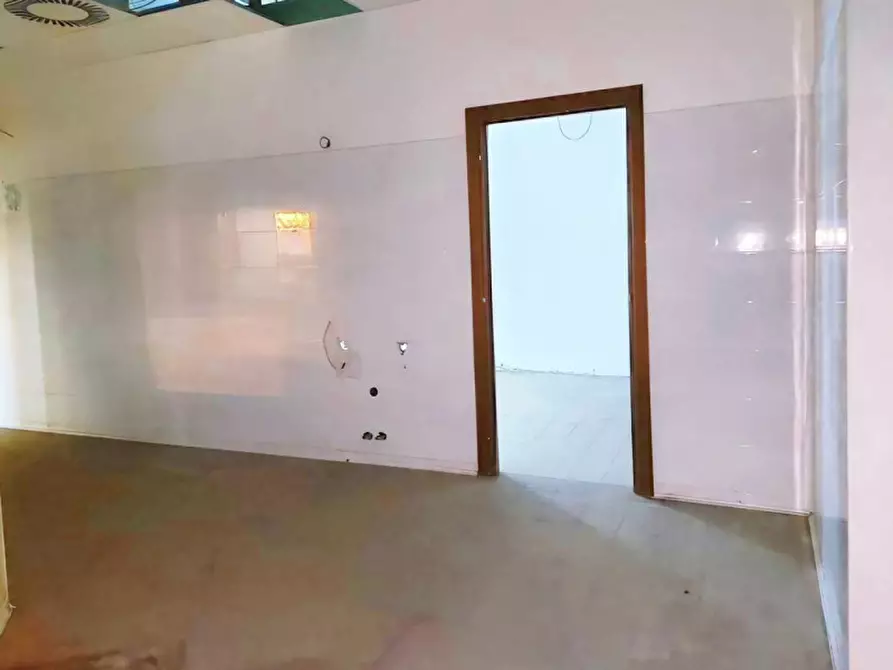 Immagine 6 di Negozio in vendita  in Via Italo Svevo, N. 14-16 a Trieste