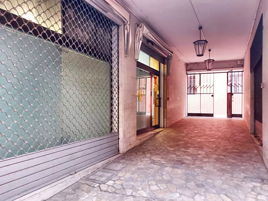 Immagine 6 di Negozio in vendita  in Corso Giovecca, N. 80 a Ferrara