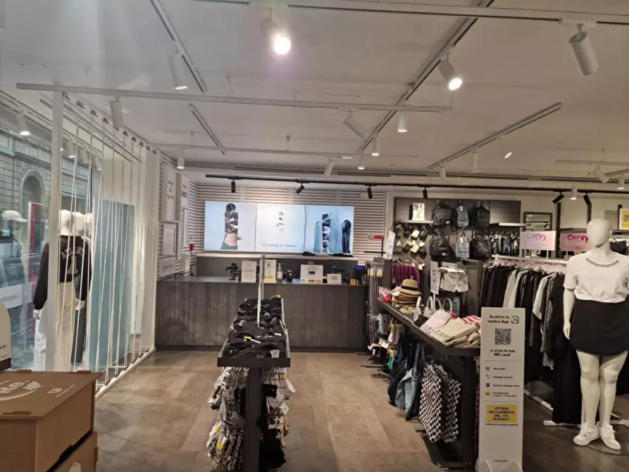 Immagine 3 di Negozio in vendita  in Via delle Torri, N. 18 a Forli'