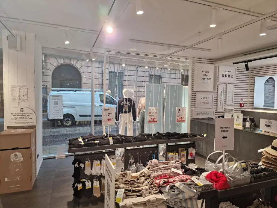 Immagine 5 di Negozio in vendita  in Via delle Torri, N. 18 a Forli'