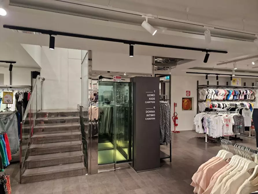 Immagine 6 di Negozio in vendita  in Via delle Torri, N. 18 a Forli'