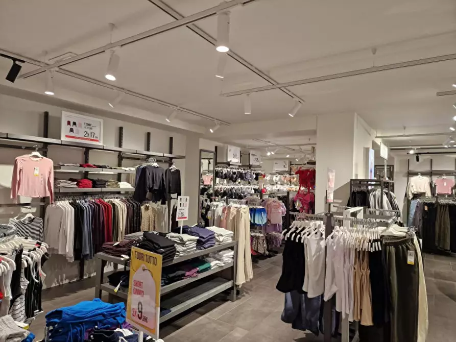 Immagine 7 di Negozio in vendita  in Via delle Torri, N. 18 a Forli'