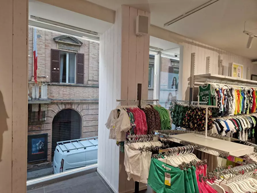 Immagine 8 di Negozio in vendita  in Via delle Torri, N. 18 a Forli'