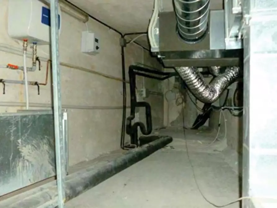 Immagine 5 di Ufficio in vendita  in Viale Giovanni Pascoli, N. 23 a Barga