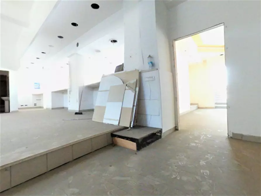 Immagine 5 di Negozio in vendita  in via Galeno, N. snc a Corigliano-Rossano