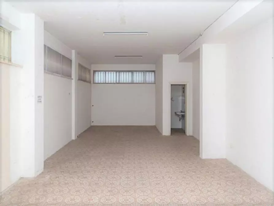 Immagine 7 di Negozio in vendita  in Via Perugia, N. 35 a Ascoli Piceno