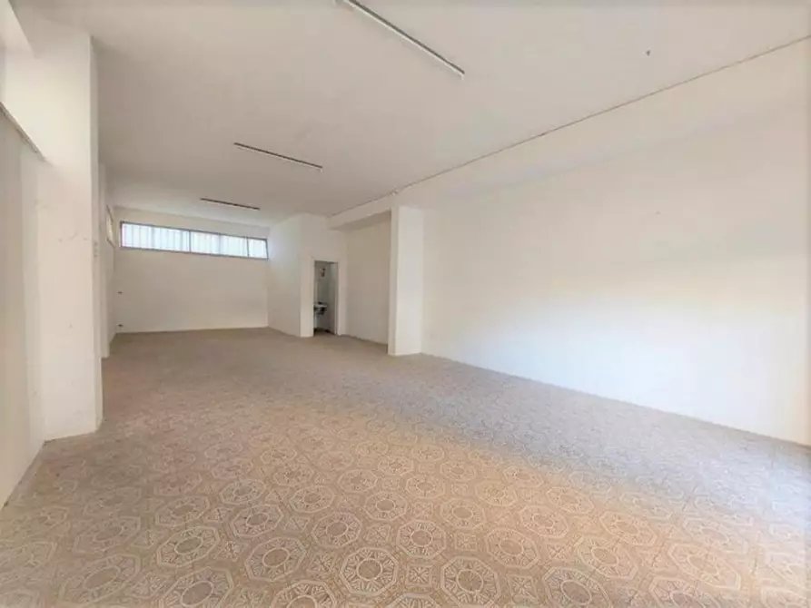 Immagine 9 di Negozio in vendita  in Via Perugia, N. 35 a Ascoli Piceno